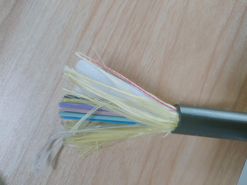 Tek Modlu G652D Anten Fiber Optik Kablo ADSS 100M Açıklıklı Tüm Dielektrik 48 Çekirdek