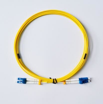 G657A Pigtail PVC LSZH Tek Modlu Yama Kablosu Dubleks LC/UPC'den LC/UPC'ye